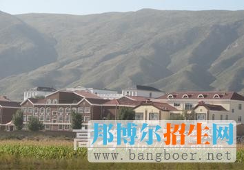 內(nèi)蒙古經(jīng)貿(mào)外語(yǔ)職業(yè)學(xué)院校園一角3389
