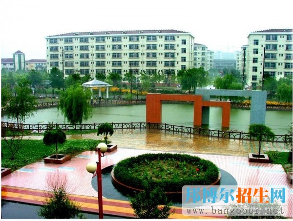 山東工業(yè)職業(yè)學院雨中人工湖7963
