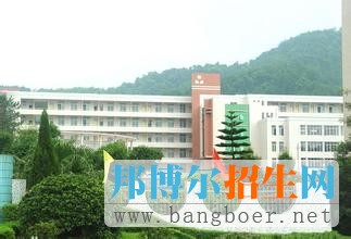 廣東松山職業(yè)技術(shù)學(xué)院（簡稱“松山職院”）是2000年6月經(jīng)廣東省人民政府批準(zhǔn)轉(zhuǎn)制的省屬全日制普通高等職業(yè)技術(shù)院校，前身為創(chuàng)辦于1976年的韶鋼職工大學(xué)。學(xué)院地處韶關(guān)市南郊，鄰近京珠高速公路，緊靠廣韶公路，毗鄰粵北名勝南華寺，占地面積43.7萬平方米，建筑面積23.64萬平方米，現(xiàn)有教職員工518人，全日制在校大專學(xué)生8713多人。
