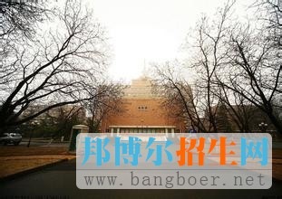 學(xué)校學(xué)科實(shí)力雄厚，辦學(xué)條件優(yōu)良，在廣播影視藝術(shù)人才培養(yǎng)方面具有獨(dú)特的優(yōu)勢(shì)。學(xué)校位于北京市城東古運(yùn)河畔，校園占地708畝，校舍總面積46萬(wàn)平方米。學(xué)校被譽(yù)為中國(guó)廣播影視傳播人才的搖籃。50年來，為全國(guó)廣播影視系統(tǒng)及信息傳播業(yè)培養(yǎng)輸送畢業(yè)生近6萬(wàn)人，培訓(xùn)在職人員34萬(wàn)余人次。