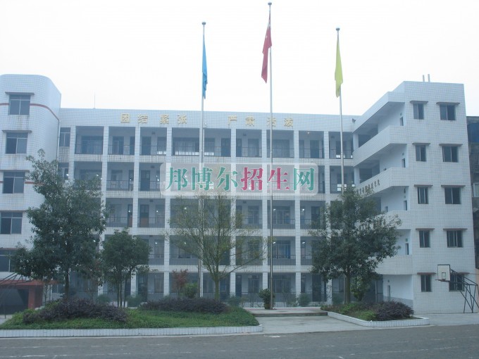 南充信息工程職業(yè)學(xué)校2016年報(bào)名條件、招生對(duì)象