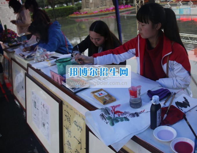 南充師范學?；ㄩ_滿堂盛世春——南充師范歡慶“三八”節(jié)