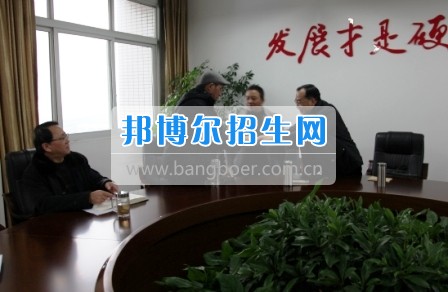 市教育局副局長郭成鋼到自貢職業(yè)技術(shù)學(xué)?？赐繂柪щy教職工