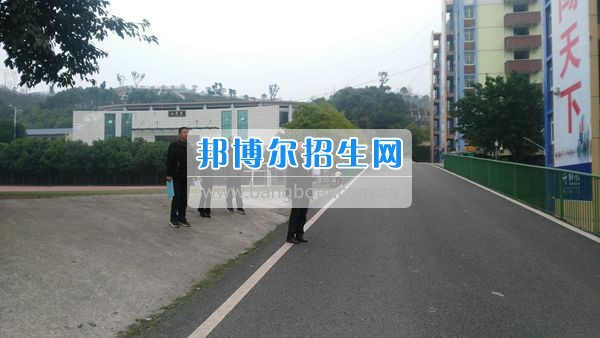 均衡中心一行到重慶市開(kāi)縣職業(yè)教育中心檢查安全工作
