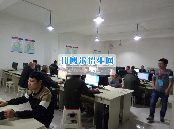 內(nèi)江市鐵路機械學校首期“特種設備、特種作業(yè)人員安全技術培訓班”順利結業(yè)