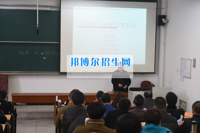 內(nèi)江市鐵路機械學校首期“特種設備、特種作業(yè)人員安全技術培訓班”順利結業(yè)