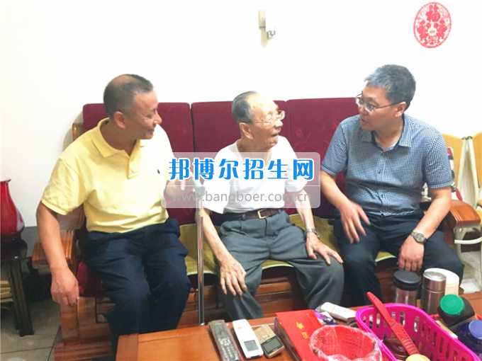 成都中醫(yī)藥大學(xué)領(lǐng)導(dǎo)走訪慰問老黨員、困難黨員和群眾代表