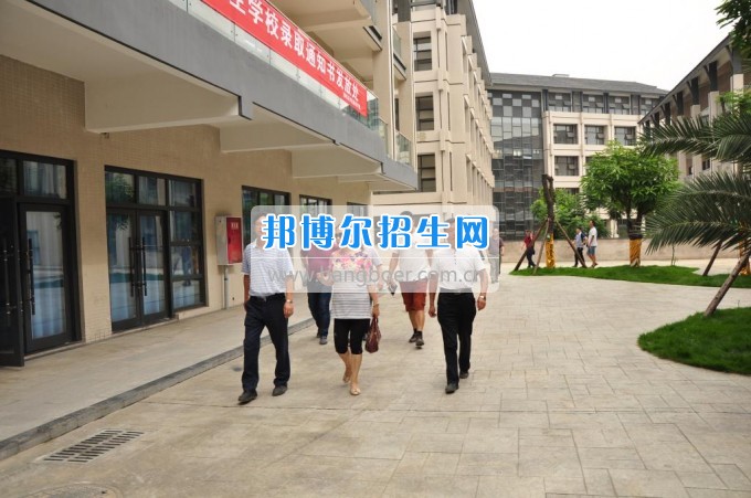 攀枝花學院土木工程學院副校長石維富帶隊檢查康養(yǎng)學院后勤準備工作  7月10日，攀枝花學院土木工程學院副校長石維富帶領學生處、后管處、網(wǎng)計中心、后勤集團、宣傳部、康養(yǎng)學院、花舞人間公司相關(guān)負責人一同視察了康養(yǎng)學院后勤保障準備工作。  石維富主要檢查了學生寢室、教室、實驗室、食堂、運動場等校園環(huán)境設施的準備情況。相關(guān)單位對準備工作中存在的問題提出了具體整改意見。最后石維富要求相關(guān)單位積極配合花舞人間公司做好開學前準備工作，并希望花舞人間公司加快工作進度，確保在開學前各項準備工作保質(zhì)保量完成。  