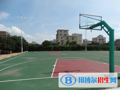 四川省甘孜衛(wèi)生學校招生辦聯(lián)系電話