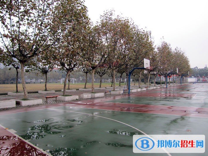 隨著中考成績的公布，越來越多的家長開始踏上找學(xué)校的路，都想了解更多的學(xué)校信息，下面小編就給大家介紹四川廣播電視中等專業(yè)學(xué)校的相關(guān)信息，以供大家參考了解。  四川廣播電視中等專業(yè)學(xué)校招生辦電話：028-87489133。  四川廣播電視中等專業(yè)學(xué)校咨詢電話：028-87480035。  四川廣播電視中等專業(yè)學(xué)校招生辦地址：四川省成都市武侯區(qū)武青北路7號。  四川廣播電視中等專業(yè)學(xué)校拓展閱讀 學(xué)前教育專業(yè)介紹  1、培養(yǎng)目標(biāo)  本專業(yè)培養(yǎng)德、智、體、美全面發(fā)展、適應(yīng)二十一世紀(jì)幼兒教育改革和發(fā)展需要的、具有扎實的科學(xué)文化基礎(chǔ)和較強(qiáng)的英語運用能力以及全面的學(xué)前教育專業(yè)知識和技能，具有創(chuàng)新能力、教育科研能力和終身學(xué)習(xí)能力的幼兒教育及幼兒英語教育工作的專門人才。  2、培養(yǎng)要求  本專業(yè)要求學(xué)生掌握本專業(yè)的基本理論、基礎(chǔ)知識和基本的教學(xué)技能，了解國內(nèi)外學(xué)前教育理論及我國幼教改革動態(tài)，具有較強(qiáng)的教育科研能力;具有較強(qiáng)的口語表達(dá)能力，掌握一門外語(注重口語音準(zhǔn)和課件制作能力)，能勝任保育和教育工作，能勝任社區(qū)普及幼兒教育理論普及工作，具有一定創(chuàng)設(shè)幼兒園教育環(huán)境的能力，具有健康的身體素質(zhì)和心理素質(zhì)。  3、畢業(yè)生應(yīng)掌握的知識和應(yīng)具備的技能、能力  (1)、具有進(jìn)行幼兒園英語及雙語教學(xué)設(shè)計、實施的能力;  (2)、具有一定樂理知識，把握鋼琴、歌唱、舞蹈、繪畫、制作玩教具等技能技巧，具有對幼兒進(jìn)行彈、唱、挑、畫、表演等綜合藝術(shù)教育的能力;  (3)、掌握幼兒教育學(xué)、心理學(xué)知識，具有針對幼兒身心發(fā)展年齡特點實施教育的基本能力;  (4)、掌握幼兒生長發(fā)育規(guī)律的知識和健康檢測技術(shù)、心理健康咨詢技術(shù)，具有對幼兒進(jìn)行身心健康進(jìn)行教育的能力;  (5)、掌握學(xué)前教育科研方法，具有教研、科研的實施方案實際及操作能力。  4、專業(yè)所適應(yīng)的業(yè)務(wù)范圍  學(xué)生畢業(yè)后主要在各幼兒教育機(jī)構(gòu)從事幼兒雙語教育、保育及其它學(xué)前教育教學(xué)與管理工作。  小編總結(jié) 以上就是邦博爾小編給同學(xué)們整理的四川廣播電視中等專業(yè)學(xué)校的信息，敢不敢，跟今天來個約定：從今天起，做快樂的自己，你簡單，世界就是童話;做勇敢的自己，持續(xù)朝著陽光走，影子就會躲在后面;做懂愛的自己，愛每一個平淡又溫情的日子;做進(jìn)取的自己，始終走在追逐夢想的路上。快樂與年齡無關(guān)，與心境相關(guān)!如果還想了解更多相關(guān)信息，也可以多瀏覽邦博爾網(wǎng)站，小編也預(yù)祝每一位同學(xué)能夠找到心儀的學(xué)校。
