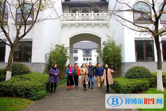 安徽黃梅戲藝術(shù)職業(yè)學(xué)院?jiǎn)握袌?bào)名時(shí)間