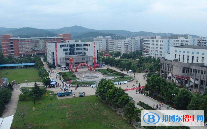 成都工貿(mào)職業(yè)技術(shù)學(xué)院五年制大專報名條件