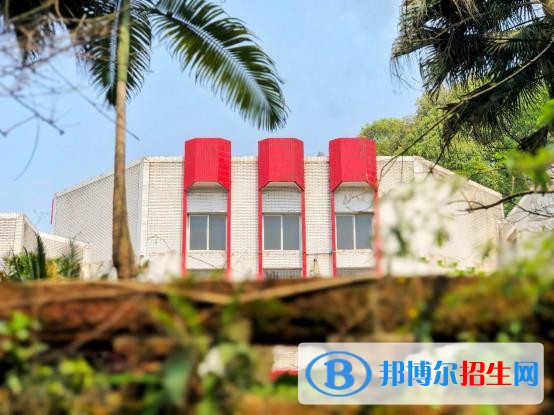 樂(lè)山醫(yī)藥科技學(xué)校高級(jí)技工學(xué)校3