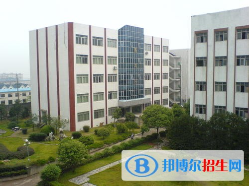 長(zhǎng)沙中專(zhuān)和高中的區(qū)別