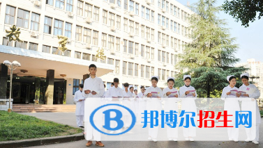 重慶初中讀衛(wèi)?？梢援?dāng)護(hù)士嗎