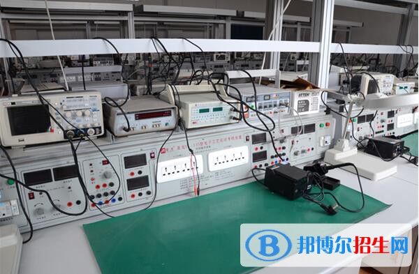 咸寧工業(yè)學校2020年招生辦聯(lián)系電話