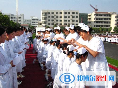 現(xiàn)在我國的醫(yī)護(hù)比例是嚴(yán)重的失調(diào)的，各個(gè)醫(yī)院都是大量的招收護(hù)理人才，所以是非常好就業(yè)的，在每年中考之后，就有不少的同學(xué)在咨詢小編關(guān)于成都400分能上衛(wèi)校嗎?是可以的，衛(wèi)校的錄取分?jǐn)?shù)線不會(huì)很高，同學(xué)們只需要到學(xué)校參加面試，面試通過就可以直接報(bào)名就讀，有的衛(wèi)校錄取分?jǐn)?shù)也就300多分，所以400分是可以上衛(wèi)校的。在這里小編給大家介紹一下。  400分能上衛(wèi)校嗎 初中生報(bào)考衛(wèi)校分為兩種形式，一種是中專，一般來說中專學(xué)校對(duì)于考生的分?jǐn)?shù)是沒有什么特別要求的，也就是說初中生報(bào)考了就會(huì)上，很多初中生中考成績不是特別好，會(huì)選擇中職類學(xué)校學(xué)習(xí)，衛(wèi)校是大部分初中生尤其是女生選擇較多的。  一般來說考了400分上衛(wèi)校基本是沒什么問題的，一般公辦學(xué)校的錄取分?jǐn)?shù)線都比民辦院校高一點(diǎn)，推薦同學(xué)們可以去報(bào)讀公辦的衛(wèi)校。不同地區(qū)的衛(wèi)校錄取分?jǐn)?shù)線線也是不同的，但是初中生不要過于擔(dān)心，即使需要初中生的分?jǐn)?shù)，一般也不會(huì)太高，通常衛(wèi)校的錄取分?jǐn)?shù)都是在300分到400分之間，當(dāng)然有的地區(qū)會(huì)比這個(gè)分?jǐn)?shù)還低。對(duì)于想上衛(wèi)校的初中生來說，都是可以進(jìn)去的。  初中生可以去衛(wèi)校嗎 初中畢業(yè)可以報(bào)考衛(wèi)校。衛(wèi)校從辦學(xué)類別上講屬于中專，與高中具有同等學(xué)歷，初中生可以直接報(bào)考，不需要讀完高中再報(bào)考。  職業(yè)中專是職業(yè)中等專業(yè)學(xué)校的簡稱，側(cè)重職業(yè)教育。其招生是由當(dāng)?shù)?市或縣)教育局或主辦學(xué)校列計(jì)劃，畢業(yè)發(fā)放由當(dāng)?shù)?市或縣)教育局或主辦學(xué)校驗(yàn)印的畢業(yè)證。  1999年大學(xué)擴(kuò)招、大多數(shù)中專升級(jí)為學(xué)院或并入大學(xué)后，一些省份將職業(yè)中學(xué)改制為新的中專學(xué)校，2003年起畢業(yè)生數(shù)量猛增，此后，中專稱謂一般是指職業(yè)中專。  初中生讀衛(wèi)校要掌握的知識(shí)能力 1、掌握相關(guān)的人文社會(huì)科學(xué)、基礎(chǔ)醫(yī)學(xué)、預(yù)防保健的基本理論知識(shí)，掌握護(hù)理學(xué)基本理論、基本技能、基本知識(shí)，掌握護(hù)理急、慢性和重癥病人的護(hù)理原則、技術(shù)操作、專科護(hù)理和監(jiān)護(hù)技能，并能夠應(yīng)用護(hù)理程序?qū)Ψ?wù)對(duì)象實(shí)施整體護(hù)理;  2、具有社區(qū)健康服務(wù)、護(hù)理管理和護(hù)理教育的基本能力;  3、熟悉國家衛(wèi)生工作方針、政策和法規(guī);了解護(hù)理學(xué)的學(xué)科發(fā)展方向與動(dòng)態(tài);  4、掌握醫(yī)學(xué)文獻(xiàn)檢索、資料調(diào)查的基本方法，具有一定的科學(xué)研究和實(shí)際工作能力。  上面關(guān)于四川400分能上衛(wèi)校嗎，小編給大家介紹了。衛(wèi)校招生的話主要以初中畢業(yè)的學(xué)生為主，初中畢業(yè)的學(xué)生選擇報(bào)讀是非常好的選擇，學(xué)習(xí)醫(yī)學(xué)類的專業(yè)以后的發(fā)展也都是很好的。每個(gè)地區(qū)的衛(wèi)校招生標(biāo)準(zhǔn)都不同，有的地區(qū)不需要成績，但是有的城市對(duì)于初中生報(bào)考衛(wèi)校還是需要成績的。