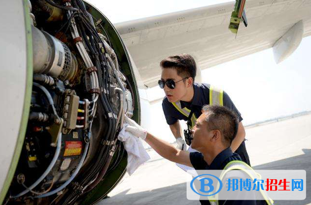 武漢2021年航空服務學校什么專業(yè)適合男生