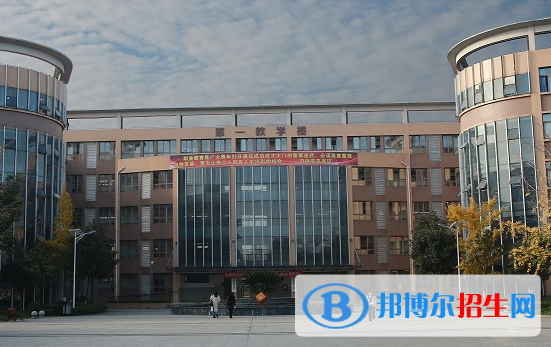 成都2021年上中專學(xué)?？梢钥即髮W(xué)嗎