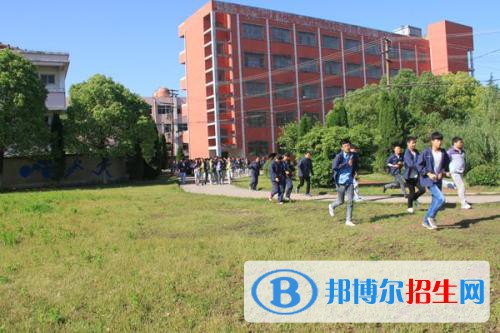 泰安機(jī)械電子工程學(xué)校2021年招生簡(jiǎn)章?現(xiàn)在很多學(xué)生，不知道自己的升學(xué)途徑該如何進(jìn)行下去，其實(shí)對(duì)于一些初中畢業(yè)不讀高中的學(xué)生來(lái)說，可以上中?；蛘呒夹W(xué)習(xí)一些專業(yè)技術(shù)，可以選擇汽修類的專業(yè)。以下是小編整理的泰安機(jī)械電子工程學(xué)校的招生計(jì)劃，僅供參考!  泰安機(jī)械電子工程學(xué)校招生專業(yè) 會(huì)計(jì)電算化：主要面向各類企事業(yè)單位，從事基層會(huì)計(jì)核算、基層財(cái)稅協(xié)管、銀行出納、商業(yè)及服務(wù)企業(yè)收銀、統(tǒng)計(jì)、營(yíng)銷及相關(guān)工作。2300元/年  物流服務(wù)與管理：主要面向現(xiàn)代物流活動(dòng)的企事業(yè)單位，從事采購(gòu)管理、倉(cāng)儲(chǔ)配送管理、運(yùn)輸管理、國(guó)際貨運(yùn)代理、商品包裝、流通加工、物流作業(yè)信息管理、物流設(shè)施管理等工作。  市場(chǎng)營(yíng)銷：主要面向生產(chǎn)、流通、服務(wù)類企業(yè)，從事市場(chǎng)調(diào)研、營(yíng)銷策劃、廣告策劃、市場(chǎng)開發(fā)、營(yíng)銷管理、客戶代表推銷服務(wù)及公關(guān)等工作。  國(guó)際商務(wù)：主要面向涉外企業(yè)、國(guó)際貨代公司、海關(guān)、港務(wù)及檢驗(yàn)檢疫等部門，從事單證員、跟單員、外銷員、報(bào)關(guān)員、報(bào)檢員、國(guó)際結(jié)算人員、外貿(mào)文員及涉外文秘等工作。  商務(wù)英語(yǔ)：主要面向涉外企事業(yè)單位，從事商務(wù)管理、經(jīng)貿(mào)英語(yǔ)翻譯、外貿(mào)業(yè)務(wù)、報(bào)關(guān)報(bào)檢、行政助理等工作。  旅游服務(wù)：與管理主要面向旅行社、旅游景點(diǎn)區(qū)、星級(jí)酒店等旅游企事業(yè)單位，從事旅游及酒店服務(wù)與管理工作。  泰安機(jī)械電子工程學(xué)校國(guó)家助學(xué)政策 1.學(xué)費(fèi)減免：從2012年秋季學(xué)期起，對(duì)公辦中等職業(yè)學(xué)校全日制正式學(xué)籍一、二、三年級(jí)在校生中所有農(nóng)村(含縣鎮(zhèn))學(xué)生、城市涉農(nóng)專業(yè)學(xué)生和家庭經(jīng)濟(jì)困難學(xué)生免除學(xué)費(fèi)(藝術(shù)類相關(guān)表演專業(yè)學(xué)生除外)，其中中職三年級(jí)學(xué)生的學(xué)費(fèi)根據(jù)上級(jí)文件規(guī)定主要通過校企合作、頂崗實(shí)習(xí)等方式獲取收入解決。  2.助學(xué)金：全日制正式學(xué)籍一、二年級(jí)在校涉農(nóng)專業(yè)學(xué)生和非涉農(nóng)專業(yè)家庭經(jīng)濟(jì)困難學(xué)生享受每生每年1500元的國(guó)家助學(xué)金。  泰安機(jī)械電子工程學(xué)校報(bào)名須知 1.選讀初中起點(diǎn)五年一貫制大專和三年制普通中專的學(xué)生，須學(xué)生本人前來(lái)辦理報(bào)名手續(xù)，并帶戶口本、第一學(xué)年的學(xué)費(fèi)、住宿費(fèi)和教材費(fèi)。  2.選讀初中起點(diǎn)五年一貫制大專的學(xué)生，須參加中考，并提交中考成績(jī)證明(待中考成績(jī)公布后送招生就業(yè)處)和初中學(xué)籍號(hào)。因招生計(jì)劃有限，學(xué)校將根據(jù)考生中考成績(jī)、品行及面試考察等情況擇優(yōu)錄取。  3.選讀高中起點(diǎn)一年制普通中專的學(xué)生，須學(xué)生本人前來(lái)辦理報(bào)名手續(xù)，并帶戶口本、高中畢業(yè)證、一學(xué)年的學(xué)費(fèi)、住宿費(fèi)和教材費(fèi)。  4.按照國(guó)家收費(fèi)規(guī)定，住宿費(fèi)每生每年500元;教材費(fèi)每生每年500元，多退少補(bǔ)。  5.新生報(bào)名手續(xù)辦理，隨到隨辦;開學(xué)時(shí)間為9月7日  職業(yè)學(xué)?，F(xiàn)在已經(jīng)是很多學(xué)生的一個(gè)選擇，包括上完大學(xué)大專的學(xué)生，也有回爐深造的，職業(yè)院校，培養(yǎng)的多為就業(yè)崗位直接需要的人才，與社會(huì)工作節(jié)奏接軌，對(duì)工作更容易上手，并且專業(yè)性更高，現(xiàn)在很多職業(yè)院校也是畢業(yè)后分配工作，還有學(xué)歷可拿，是一勞多獲的選擇。