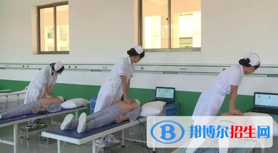 威海衛(wèi)生學校地址在哪里?學校的地址對于學生來說也是很有用的，這樣也方便學生去往學校進行報名或者了解更多的學校情況。很多家長更愿意直接到學校去了解，因為這樣家長也能了解的更清楚，還能看到學校的整體環(huán)境和學校的校風校紀，下面小編就為同學們介紹一下威海衛(wèi)生學校的地理位置，希望對學生有所幫助。  威海衛(wèi)生學校地址 威海衛(wèi)生學校地址：米山東路西1號  威海衛(wèi)生學校乘車路線 火車站的話打車20塊錢應該夠了，要是剛下火車，有好多出租車接的，拼個車到市里也就十塊錢。要是汽車站，除了車站，對面是義烏小商品，有1、2、3路公交車都能到衛(wèi)生學校，1.5元，十分鐘就到了。  威海衛(wèi)生學校教學力量 1、碩士研究生169人， “雙師素質”教師達74%;，副教授127人，博士研究生20人，有教授29人，學校有專、兼職教師606人。  2、學術和技術帶頭人1名，學術和技術帶頭人后備人選2人，有突出貢獻專家1人，突出貢獻的技師1人，學術和技術帶頭人后備人選15人，學術和技術帶頭人7人，享受國務院政府特殊津貼專家1人。  3、博士研究生8人，占2.4%，“雙師”素質教師180人，占53.4%。在讀博士研究生34人  4、學院共有黨員404名，其中在職黨員266名、離退休黨員107名、學生黨員31名。另有外聘教師和教輔人員67名  家長在有了學校的地理位置，就可以直接帶著學生到學校這邊來實地參觀，而且這樣也是最安全是的，家長就不用擔心會被騙了，比驚險的片子太多，家長也是防不勝防，畢竟這個是直接關系到同學們的將來的哦。