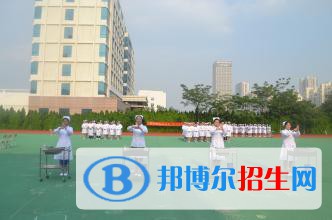 學(xué)校：廣州電子商務(wù)技工學(xué)校 咨詢老師：陳老師 姓名：譚星照 學(xué)歷：中職一年級 專業(yè)：電子商務(wù) 年齡：16歲 聯(lián)系方式：13326702587 到校時間：1月21日上午 到校人數(shù)：2人 具體情況：學(xué)生媽媽帶孩子來參觀學(xué)校，家住順德北窯，在讀中職不喜歡現(xiàn)在的學(xué)的專業(yè)，學(xué)生媽媽有問到畢業(yè)有沒有中專畢業(yè)證，還咨詢了學(xué)費減免政策以及是不是按年收費，周三孩子放假了就約了周四看校，有告訴家長帶身份證和準(zhǔn)備1000元錢預(yù)報名費！9點20左右正在吃早飯，飯后就帶孩子出發(fā)過來看校