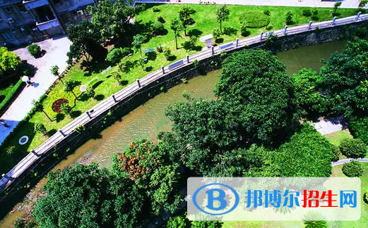 貴州什么是中專?中專是中等專業(yè)學(xué)校，跟高中是一個層次，只是高中是學(xué)文化課，中專是學(xué)技術(shù)的。如果初中畢業(yè)，同學(xué)們的成績不是很好，沒有考上高中，他們可能對于文化課就感到比較枯燥。那么中專學(xué)校能學(xué)的專業(yè)基本上是技能知識加上理論知識，所以說選擇感興趣的專業(yè)呢是不會感到枯燥的，反而自己是有興趣學(xué)下去的。  中專介紹 中等專業(yè)學(xué)校，簡稱中專，其招生列入國家統(tǒng)招計劃，畢業(yè)由省人事廳大中專畢業(yè)生就業(yè)指導(dǎo)辦公室開具的就業(yè)報到證(以前稱派遣證)，有整套人事干部檔案手續(xù)，每年為社會提供大量中等專門人才和中等管理人才。  學(xué)生在校主要學(xué)習(xí)中等專業(yè)知識，同時也進行文化課的學(xué)習(xí)。通常是在九年制義務(wù)教育結(jié)束后進行，與對應(yīng)專業(yè)的高等學(xué)校本專科專業(yè)知識是承接、遞進關(guān)系。中專分為普通中專和職業(yè)中專、成人中專(含職工中專)，普通中專既不同于、也不包含職業(yè)高中、職業(yè)中專和技工學(xué)校等，在上個世紀與中職是完全不同的學(xué)校。  中等專業(yè)學(xué)校按照領(lǐng)導(dǎo)關(guān)系，分為國務(wù)院部屬學(xué)校和地方學(xué)校。國務(wù)院部委所屬中等專業(yè)學(xué)校，由有關(guān)部委直接領(lǐng)導(dǎo);或由有關(guān)部委和省、市、自治區(qū)雙重領(lǐng)導(dǎo)，以部委為主;或由部委與直屬一級企業(yè)、事業(yè)單位分工管理。省、市、自治區(qū)所屬中等專業(yè)學(xué)校，由省、市、自治區(qū)領(lǐng)導(dǎo)，有關(guān)業(yè)務(wù)部門主管;面向地(市)的中等專業(yè)學(xué)校，實行省和地(市)兩級業(yè)務(wù)主管部門分工管理。中等專業(yè)學(xué)校一般應(yīng)為縣處級單位，有條件的重點學(xué)校為地廳級。  長順中等職業(yè)技術(shù)學(xué)校介紹 長順縣中等職業(yè)技術(shù)學(xué)校創(chuàng)辦于1986年，由貴州省黔南州教育局驗發(fā)畢業(yè)證書，享受普通中專畢業(yè)生同等待遇的全日制公辦中等職業(yè)學(xué)校，學(xué)校占地200多畝，建筑面積74000余平方米，可容納在校學(xué)生5000余人，目前在校學(xué)生近2000人。是全省“百校大戰(zhàn)”項目學(xué)校之一。  學(xué)?，F(xiàn)有校長1人，副校長4人。班子成員精干賢能，學(xué)科結(jié)構(gòu)合理，平均年齡41歲。有教職工89人，其中專任教師76人，專任教師中具有高級職稱1人，中級職稱6人，初級職稱1人，未評職稱68人。  專任教師學(xué)歷合格率達100%，其中本科學(xué)歷61人，專科學(xué)歷15人。專業(yè)課教師43人，占專任教師數(shù)56.6%。其中“雙師型”教師23人，占專業(yè)教師的53.5%。外聘教師11人，占專任教師總數(shù)的14.5%。  初中畢業(yè)之后是可以直接報讀中專學(xué)校來學(xué)習(xí)，學(xué)習(xí)三年畢業(yè)之后就是中專文憑，同學(xué)們也可以拿這個文憑去社會上直接工作，但是這個中專文憑在社會上含金量是比較低的，如果同學(xué)們想要去一些好的單位可能就比較困難。建議同學(xué)們在選擇學(xué)校的時候可以選擇升大專的學(xué)年制，以后是有機會升入到大專學(xué)校里面學(xué)習(xí)，在工作上面也會有更多選擇性。