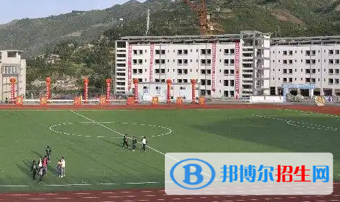 重慶什么建筑學(xué)校比較好?當(dāng)然是教學(xué)環(huán)境好，教學(xué)資源好，教師團(tuán)隊質(zhì)量好的學(xué)校比較好。我們在選擇學(xué)校的時候不一定說什么學(xué)校是最好的，但該有的不能少，只有好的教學(xué)環(huán)境，教學(xué)資源學(xué)生們在學(xué)習(xí)的時候才能接收更多更好的知識，這是一個學(xué)校必備的，也是同學(xué)們應(yīng)得的，我們只需努力的學(xué)習(xí)就是對這學(xué)校最好的回報。  重慶市奉節(jié)職業(yè)教育中心比較好 教學(xué)目標(biāo)好  學(xué)校堅持以創(chuàng)建國家級重點中等職業(yè)學(xué)校為目標(biāo)，以“修身、博學(xué)、精技、躬行”為校訓(xùn);踐行黃炎培先生“使無業(yè)者有業(yè)，有業(yè)者樂業(yè)”的職業(yè)教育思想，提倡“手腦并用，知行合一”的教學(xué)策略;堅持“開放辦學(xué)、多元發(fā)展”辦學(xué)方向;探索“市場化辦學(xué)、特色化建設(shè)、品牌化發(fā)展”拓展空間，不斷提升學(xué)校的綜合實力和核心競爭力，走出了一條職業(yè)教育發(fā)展的新路子。  專業(yè)設(shè)置好  學(xué)?，F(xiàn)有教職工353人，在校生6000余人，常年開設(shè)農(nóng)林類、土木水利類、加工制造類、交通運輸類、信息技術(shù)類、商貿(mào)旅游類、財經(jīng)類、文化藝術(shù)類、師范教育類等十余個專業(yè)大類共30多個熱門專業(yè)。  學(xué)校榮譽(yù)多  學(xué)校以市場需求為導(dǎo)向，努力踐行黃炎培先生“使無業(yè)者有業(yè)，使有業(yè)者樂業(yè)”的職業(yè)教育思想。近年來，學(xué)校堅持以爭創(chuàng)重慶市示范中等職業(yè)學(xué)校為契機(jī)，辦學(xué)成效顯著。先后榮獲重慶市職業(yè)教育先進(jìn)集體、重慶市首屆黃炎培職業(yè)教育優(yōu)秀學(xué)校、重慶市綠色學(xué)校、重慶市衛(wèi)生學(xué)校、重慶市國防教育先進(jìn)集體、重慶市招生就業(yè)工作先進(jìn)集體等榮譽(yù)稱號，享有三峽庫區(qū)“職教航母”的美譽(yù)。  辦學(xué)成績好  2007年7月由奉節(jié)縣袁梁村搬遷到奉節(jié)中學(xué)老校(老縣城環(huán)城北路)實施過渡辦學(xué)，2011年6月整體搬遷至奉節(jié)縣西部新城。2011年7月縣人民政府對縣內(nèi)職教資源進(jìn)行優(yōu)化，將重慶市奉節(jié)職業(yè)教育中心、奉節(jié)縣師范學(xué)校、奉節(jié)縣教師進(jìn)修學(xué)校、奉節(jié)縣教育科學(xué)研究所、重慶市廣播電視大學(xué)奉節(jié)分校五校合一，成立奉節(jié)職成教育中心。  為進(jìn)一步優(yōu)化資源，做大做精職業(yè)教育，2013年8月縣人民政府又重組奉節(jié)職教中心、奉節(jié)縣師范學(xué)校、奉節(jié)白帝職中三校資源，成立新的奉節(jié)職教中心。重組后，學(xué)校既有百年老校奉節(jié)師范的底蘊(yùn)，也有市級重點職校奉節(jié)職教中心的穩(wěn)健，更有職教新秀白帝職中的希望。  整合后的學(xué)校相繼建設(shè)成為全國職工教育培訓(xùn)示范基地，全國農(nóng)村勞動力轉(zhuǎn)移培訓(xùn)“陽光工程”定點培訓(xùn)基地、中華職教社“溫暖工程”培訓(xùn)基地、重慶市貧困地區(qū)勞動力轉(zhuǎn)移培訓(xùn)基地、重慶市“雨露計劃”勞動力轉(zhuǎn)移培訓(xùn)基地、重慶市三峽移民勞動技能培訓(xùn)基地、重慶市境外勞務(wù)合作培訓(xùn)中心、中澳職業(yè)教育與培訓(xùn)項目伙伴學(xué)校、奉節(jié)縣財務(wù)會計人員培訓(xùn)中心、奉節(jié)縣國家職業(yè)技能鑒定定點培訓(xùn)單位。  在選擇學(xué)校的時候可能每位家長同學(xué)的評判標(biāo)準(zhǔn)都是不同的，但我們的目標(biāo)只有一個，那就是為學(xué)生找一個好的學(xué)校，不論是建筑學(xué)校還是其他學(xué)校也好，只有好的學(xué)校才能提供更好的教學(xué)質(zhì)量。