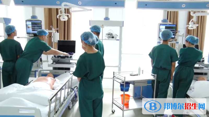 蘭州男生讀衛(wèi)校好不好？首先小編想告訴大家的是，男生的衛(wèi)校是非常好的，因為一般衛(wèi)校都是女生居多，近幾年男生都是逐年遞增的趨勢，大家慢慢意識到，男生讀衛(wèi)校是非常不錯的，因為醫(yī)院缺少男性的醫(yī)護人員，所以會大量錄用男生，男生在就業(yè)方面都是占很大優(yōu)勢的，并且在以后的發(fā)展會更好。下面小編給大家介紹一下男生就讀衛(wèi)校的優(yōu)勢。  男生讀衛(wèi)校好嗎? 男生就讀衛(wèi)校是十分有前途的，就讀衛(wèi)校畢業(yè)找到對口工作之后極其穩(wěn)定。醫(yī)學類專業(yè)，要的就是過硬的技術和醫(yī)學基礎知識，一旦你走上工作崗位，就基本上不會有失業(yè)的可能。往后走，同學們由于能力的提升，工資待遇也會有所提升。  目前，男護士處于高就業(yè)率背后是低報考率。隨著醫(yī)院越來越青睞男護士，這些年來，畢業(yè)季的到來，各大醫(yī)院急缺的男護理仍處于空白、長期以來護理這項工作一直以女性為主導。但隨著人性化護理理念的提出，  隨著人們對健康需求的日益增加。以單一性別為特色的護理隊伍也在發(fā)生改變，“女兒國”里漸漸出現(xiàn)了男士的身影，他們同樣擔當著“白衣天使”的神圣職責，他們就是萬綠叢中一點紅的“男丁格爾”—男護士。  推薦專業(yè)——護理 主要課程  人體結構與功能、病原微生物與免疫、藥理、病理、健康評估、基礎護理技術、內(nèi)科護理、外科護理、兒科護理、婦產(chǎn)科護理、五官科護理、急危重癥護理、中醫(yī)護理等。  培養(yǎng)目標  培養(yǎng)適應我國醫(yī)藥衛(wèi)生事業(yè)現(xiàn)代化發(fā)展需要，具備本專業(yè)必備的基礎理論和專門知識、較強的護理操作技能和工作能力，能夠在各級各類醫(yī)療衛(wèi)生保健機構從從事臨床護理、衛(wèi)生保健等工作的緊缺型的技術技能型人才。  就業(yè)方向  在國內(nèi)外各級各類醫(yī)療衛(wèi)生機構和衛(wèi)生保健機構，從事臨床護理、社區(qū)護理、中醫(yī)護理、口腔護理、老年護理、護理管理、護理教育、預防保健及康復等工作。  男生讀衛(wèi)校是可以選擇讀護理專業(yè)的，護理專業(yè)相比其他專業(yè)來說，畢業(yè)出來是非常好就業(yè)的，男護士，目前在中國是個很吃香的職業(yè)，如果選擇了讀護理專業(yè)，以后畢業(yè)出來的就業(yè)前景是非常有前景的，而且由于男生的體力比女生好，醫(yī)院里的很多事都離不開男護。比如說在醫(yī)院里面有很多病人都是要求男護士照顧的，所以對于同學們來說選擇護理專業(yè)是一個非常不錯的決定。