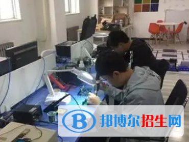 廣西2023年計算機學校都有什么專業(yè)適合男生