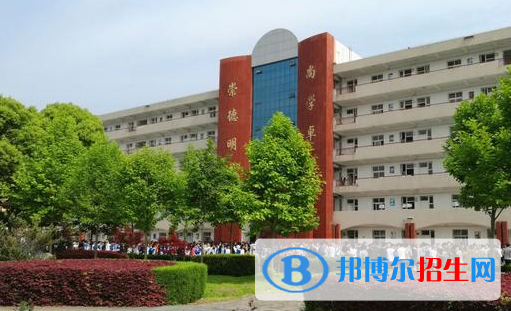 安徽2023年汽修學校和中專有哪些區(qū)別