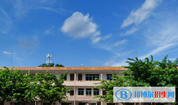 瓊海市華僑中學(xué)地址在哪里，哪個地區(qū)，哪個城市