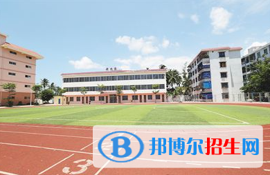 萬寧市萬寧中學(xué)地址在哪里，哪個地區(qū)，哪個城市