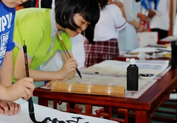 傳承風(fēng)雅練書法，翰墨增香滿校園