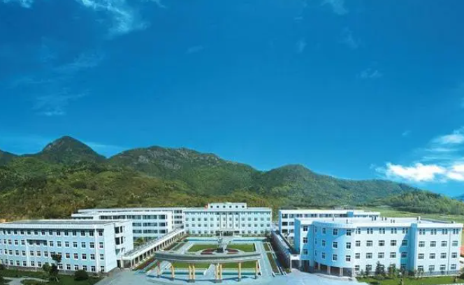 奉化高級中學(xué)地址，乘車路線