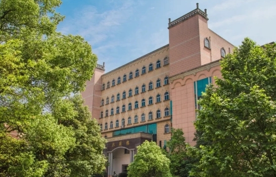 西南大學(xué)附屬中學(xué)校地址，乘車路線