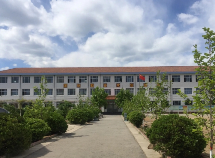 青龍滿族自治縣滿族中學(xué)地址，乘車路線