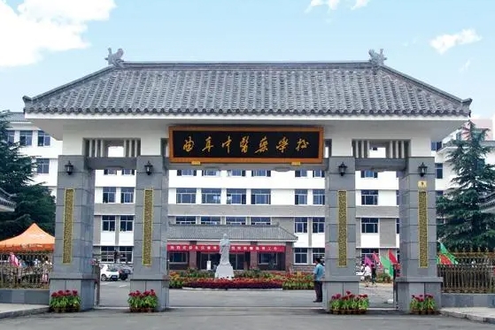 曲阜中醫(yī)藥學(xué)校：濰坊、臨沂工會(huì)療休養(yǎng)團(tuán)來校參觀體驗(yàn)