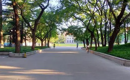 校膳食管理委員會對食堂大宗食材供應(yīng)商進(jìn)行實(shí)地考察調(diào)研