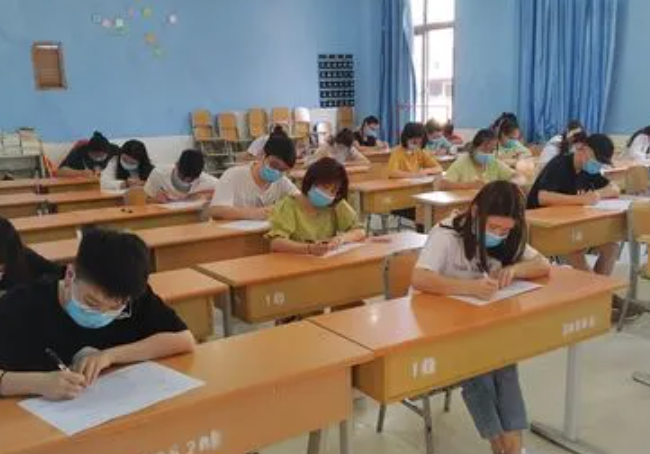 南京商業(yè)學(xué)校旅游管理系南校區(qū)國際料理名校班24級(jí)新生合影